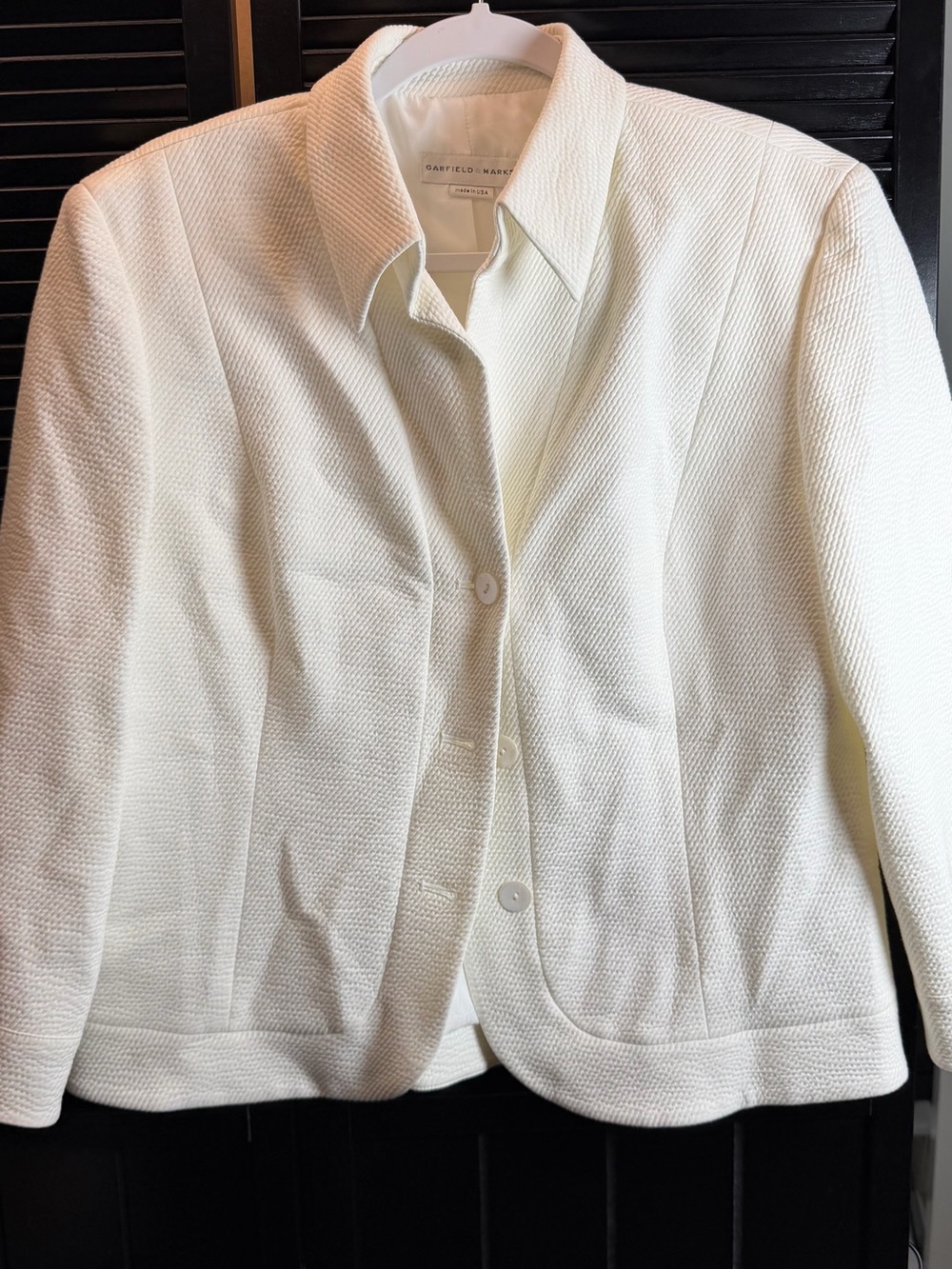 Garfield & Marks Women's Cream Textured Button Blazer